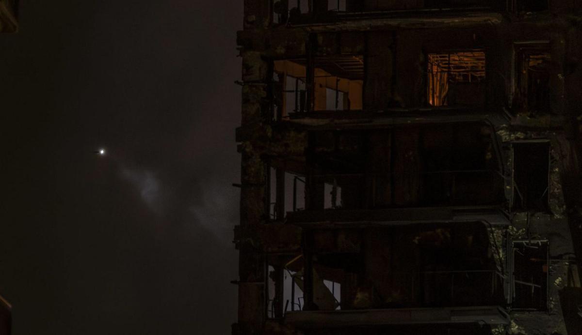 Uno de los drones, tomando imágenes del interior del edificio siniestrado. | F.B/G.C./M.Á.M./A.I.