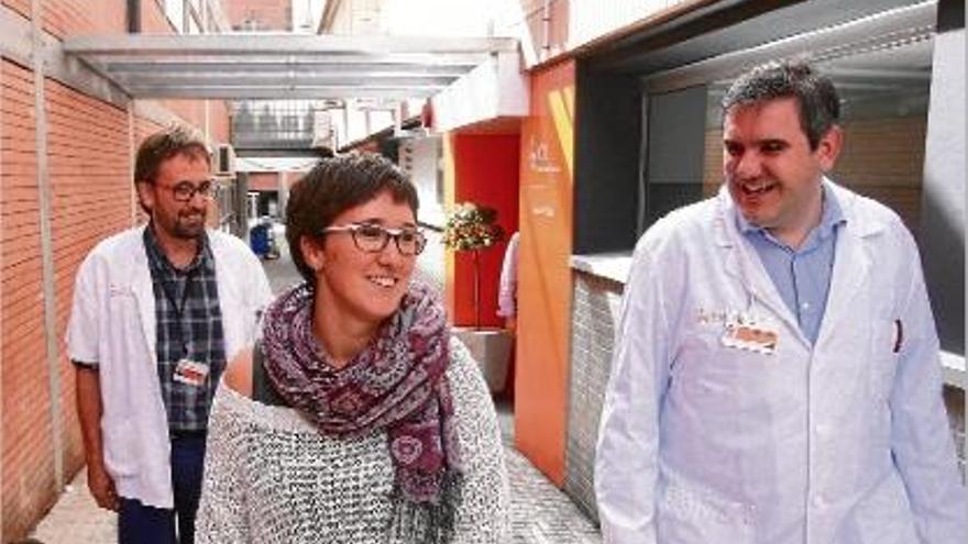 El doctor Joan Brunet; la pacient, Núria Rodríguez, i el doctor Joaquim Bosch, ahir a l&#039;ICO Girona.