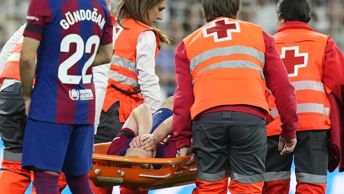 Frenkie de Jong abandona en camilla el Bernabéu tras su lesión en el tobillo derecho durante la primera mitad del Madrid-Barça en el Bernabéu.