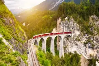 La escapada en tren más refrescante del mundo está en Suiza y cruza 291 puentes