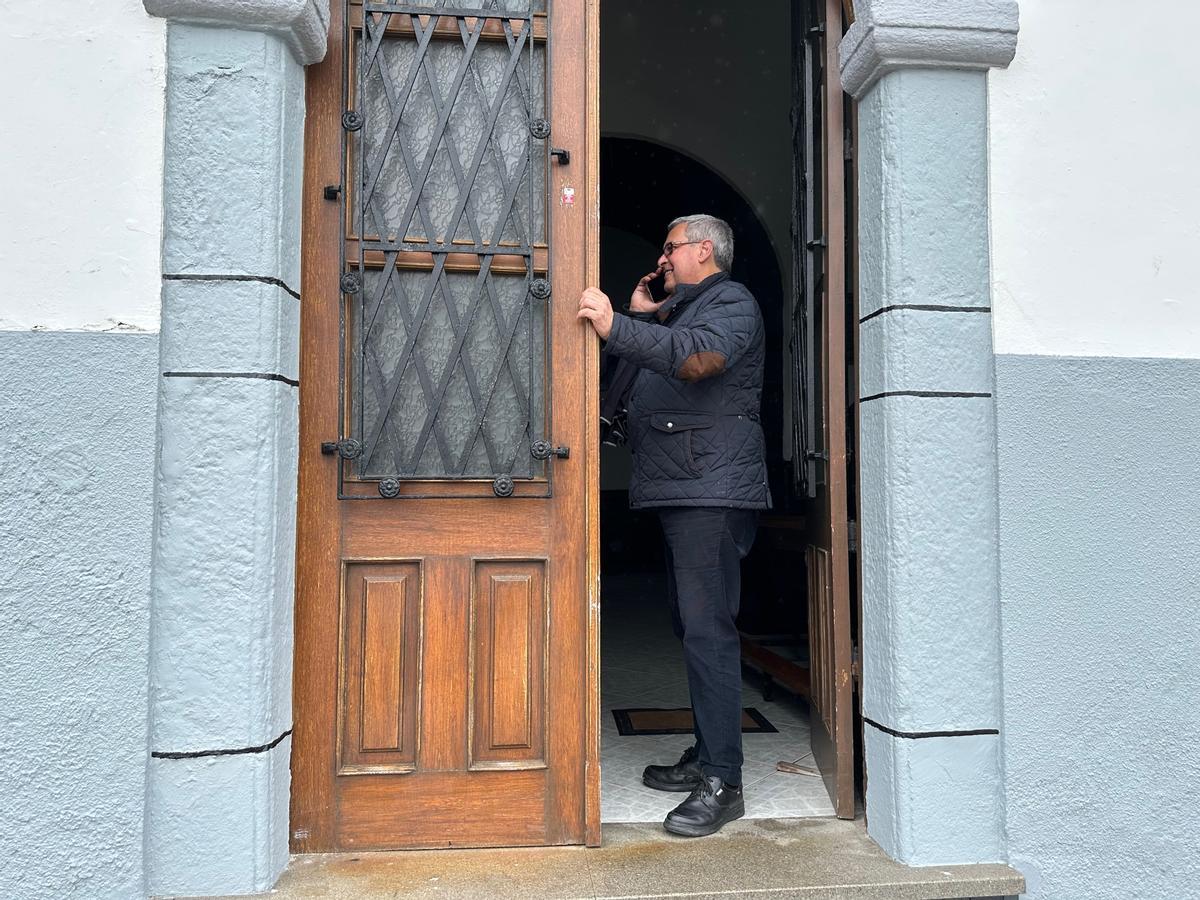 El hermano mayor en la capilla de La Atalaya de Luarca.