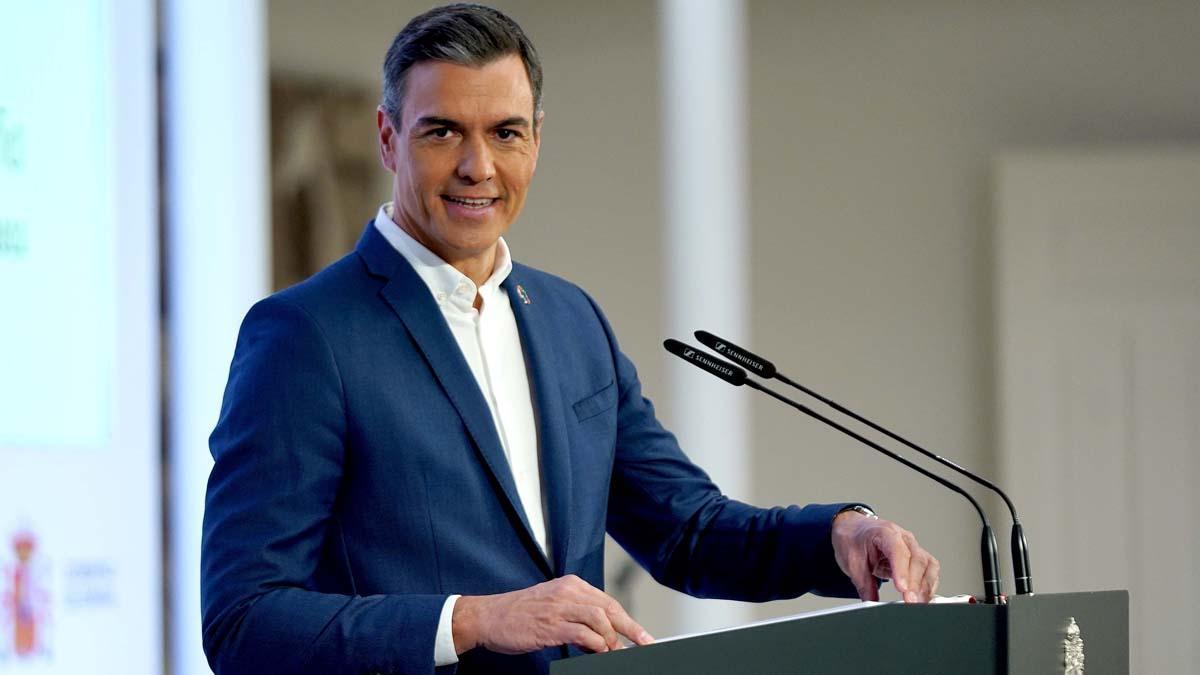 Pedro Sánchez anima a quitarse la corbata para ahorrar energía.