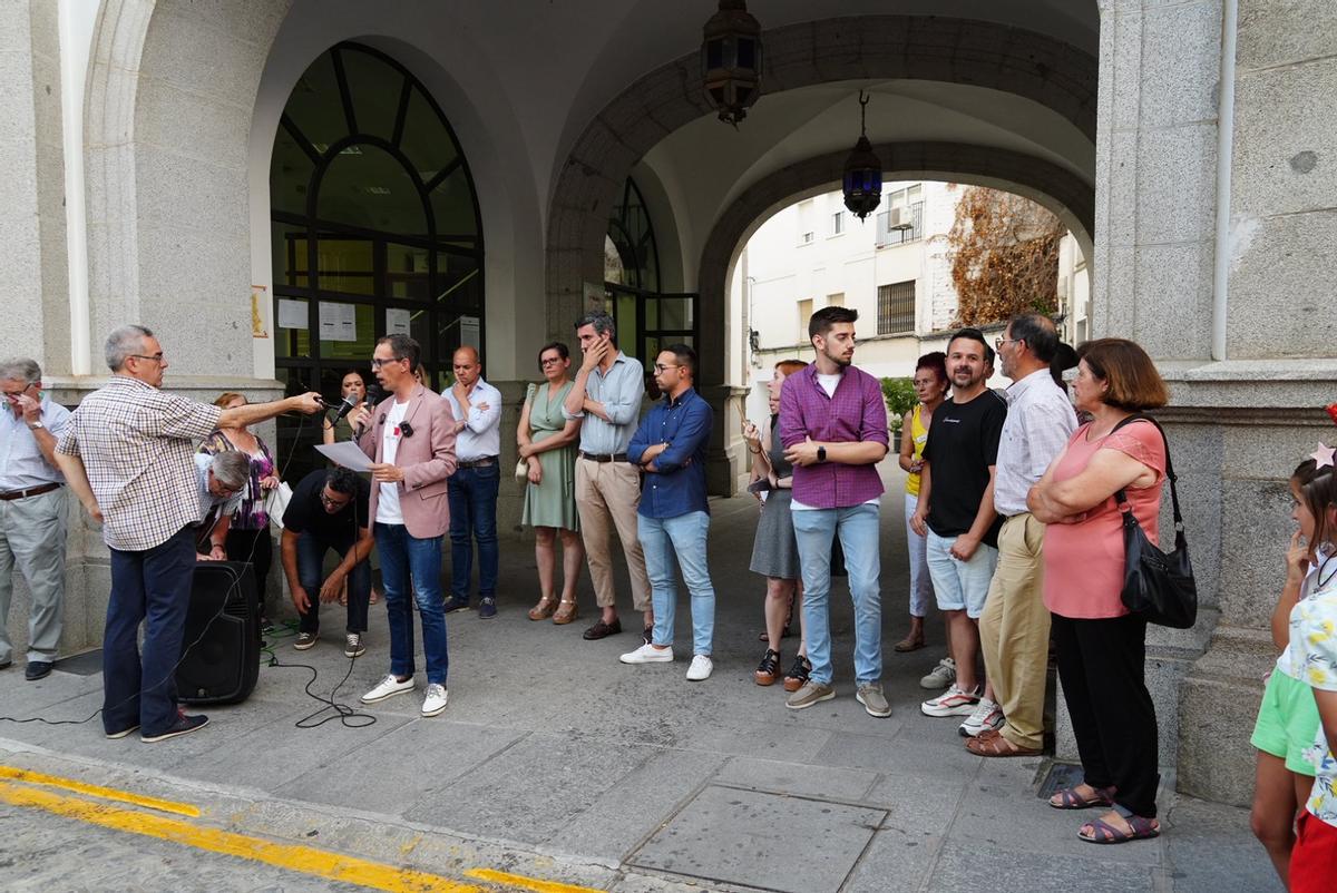 El alcalde de Pozoblanco, Santiago Cabello, lee el manifiesto.