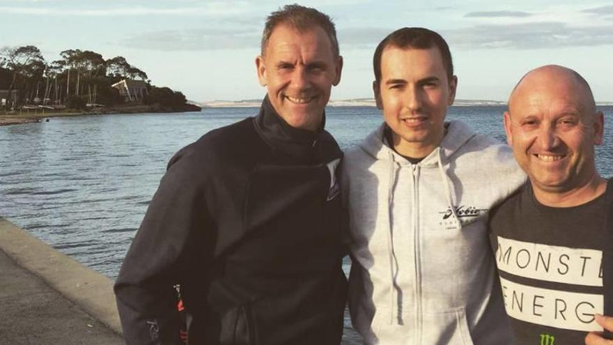 Lorenzo, ayer en Phillip Island con miembros de su equipo.