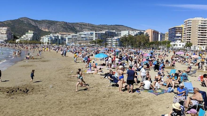 Una Pascua de clima estival en Castellón aúpa un ‘llenazo’ de turistas en playas y montaña