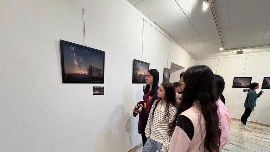 Un viaje por la Vía Láctea desde Tineo: Glendor Díaz acerca los secretos de la fotografía nocturna a los estudiantes del instituto