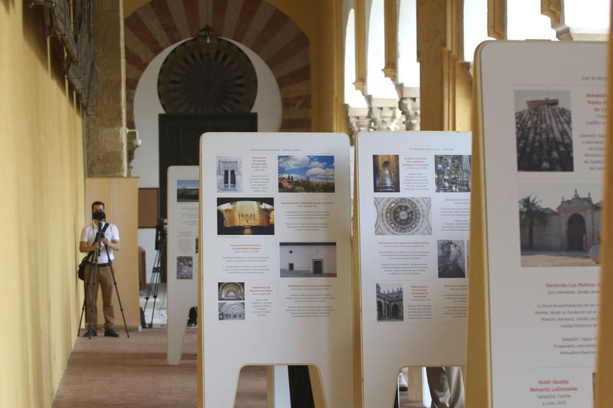 Exposición sobre patrimonio español en el patio de los Naranjos