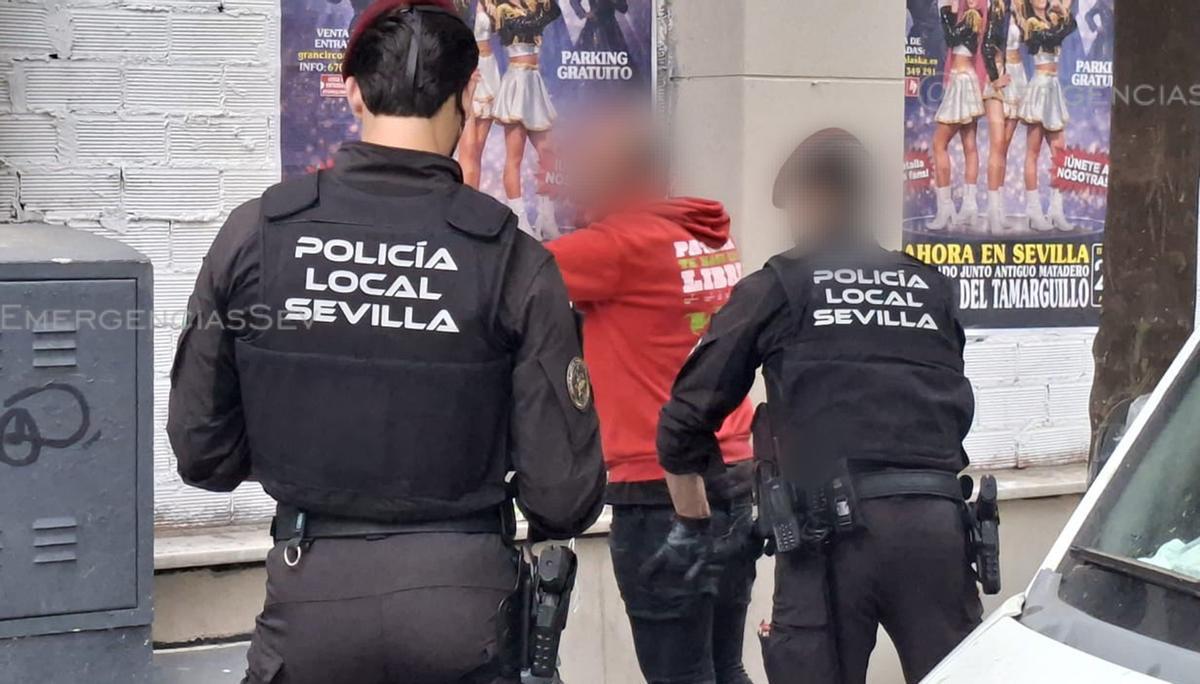 Imagen de archivo de una detención d ela Policía Local de Sevilla.
