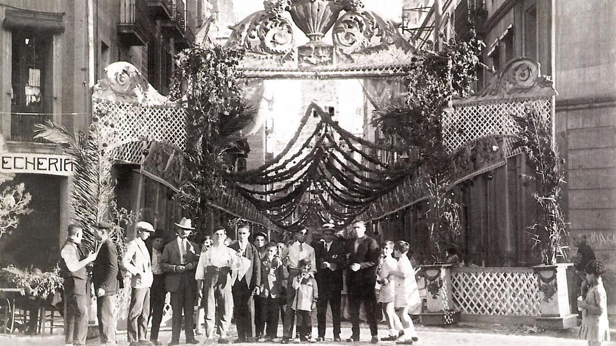 Vecinos ante la portalada del guarnit de la calle Rector Triadó de Hostafrancs a principios de los años 20 del siglo XX