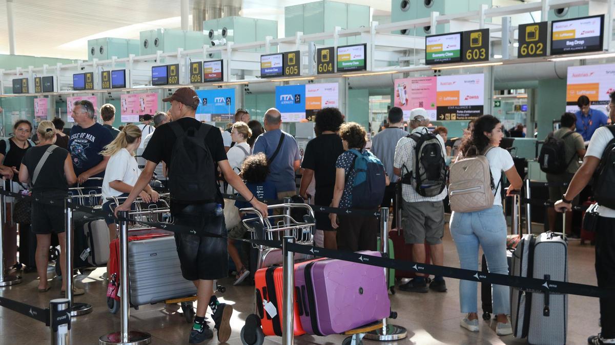 Imágenes de los controles aleatorios de pasaporte hoy en los aeropuertos de Madrid Barajas y Barcelona el Prat