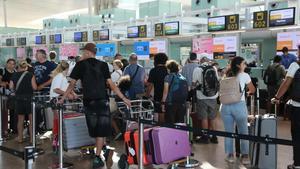 Imágenes de los controles aleatorios de pasaporte hoy en los aeropuertos de Madrid Barajas y Barcelona el Prat