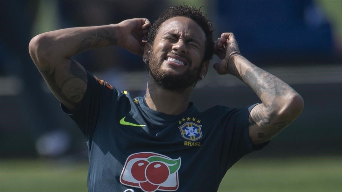 jmexposito48427556 brazil s footballer neymar gestures during a training sessio190601233452