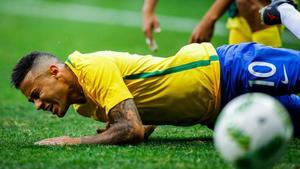 Neymar se queja en el suelo tras una entrada.