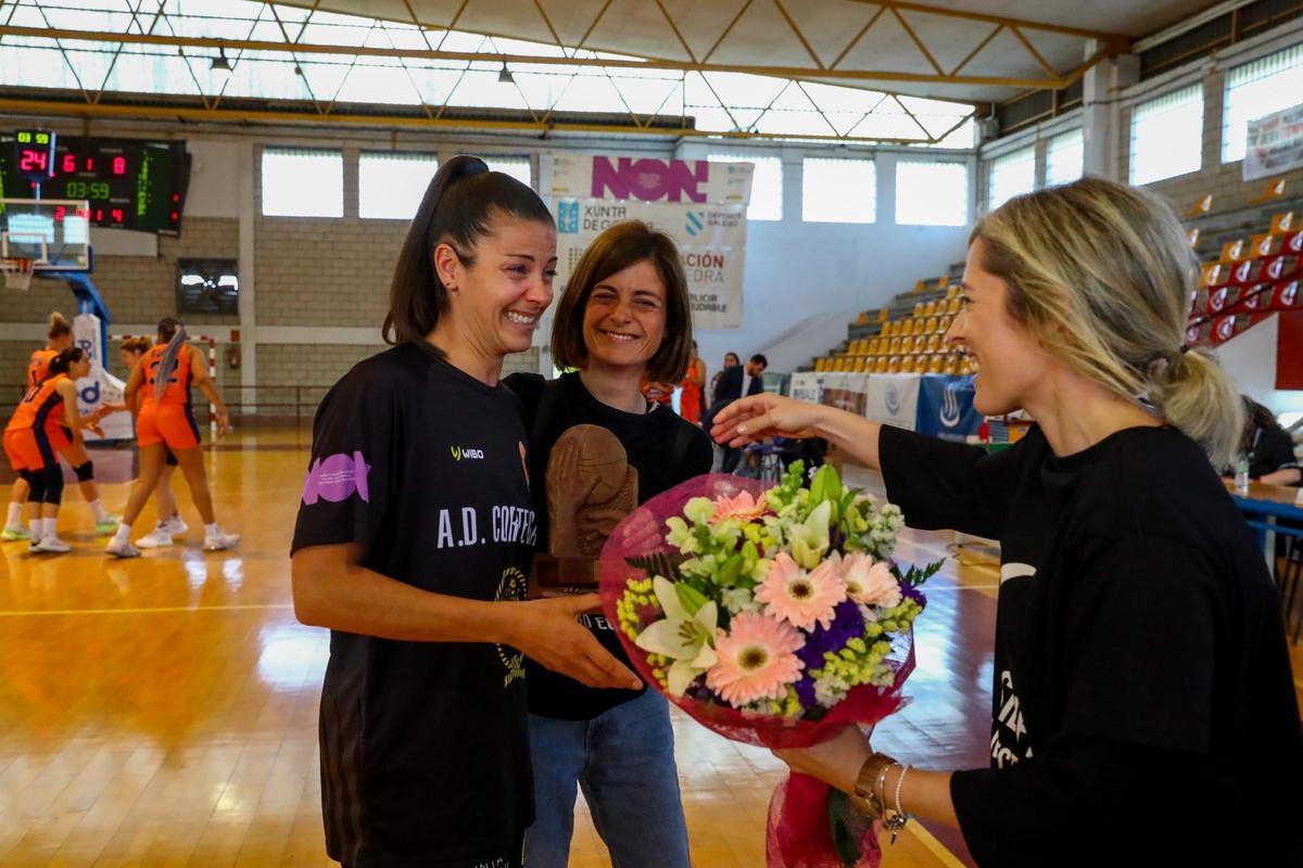 Las imágenes de la emotiva despedida del baloncesto de Sara Gómez