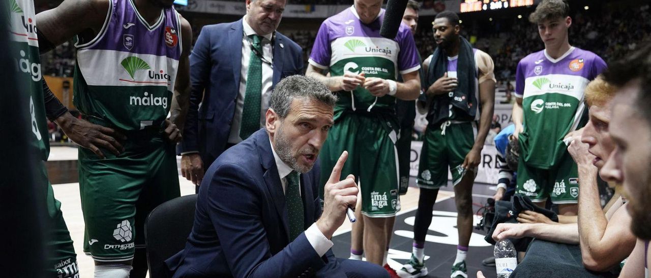 Ibon Navarro, en un tiempo muerto con los jugadores del Unicaja, en un partido de Copa del Rey.