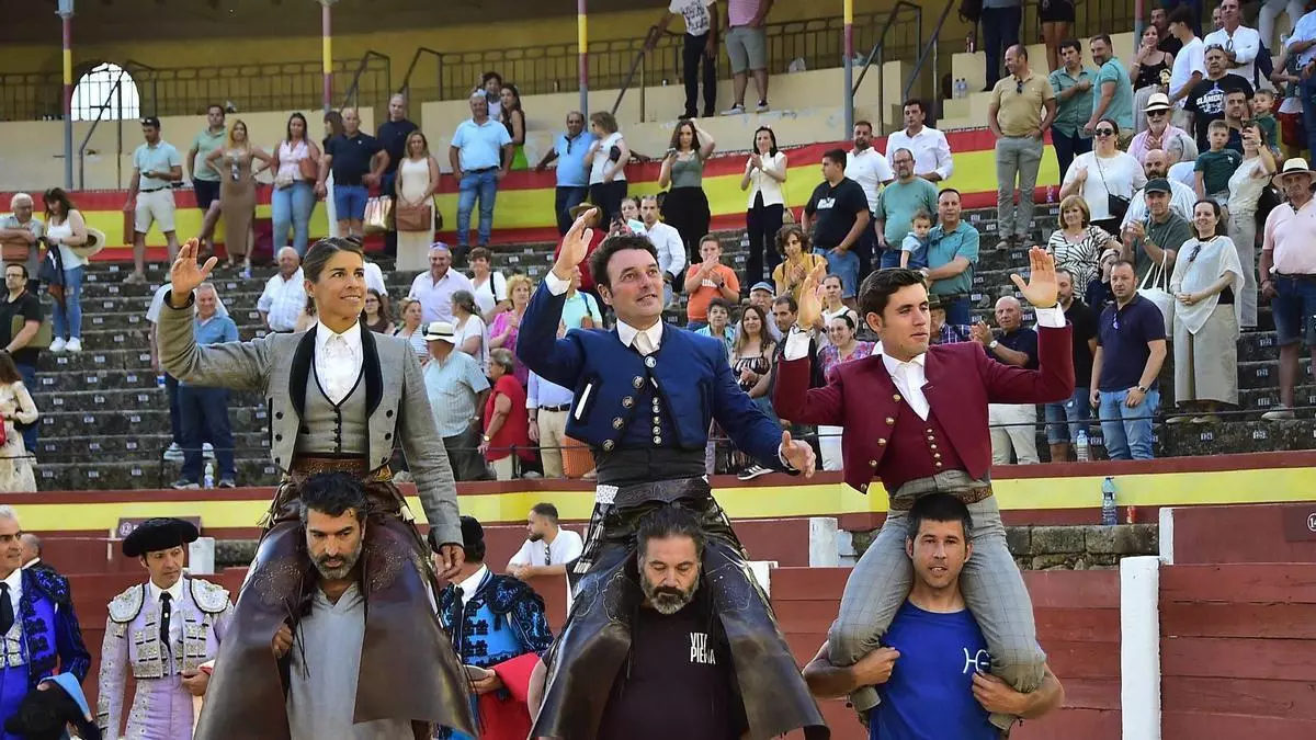 Andy Cartagena, Lea Vicens y Hermoso de Mendoza, a hombros en Plasencia tras cortar dos orejas cada uno