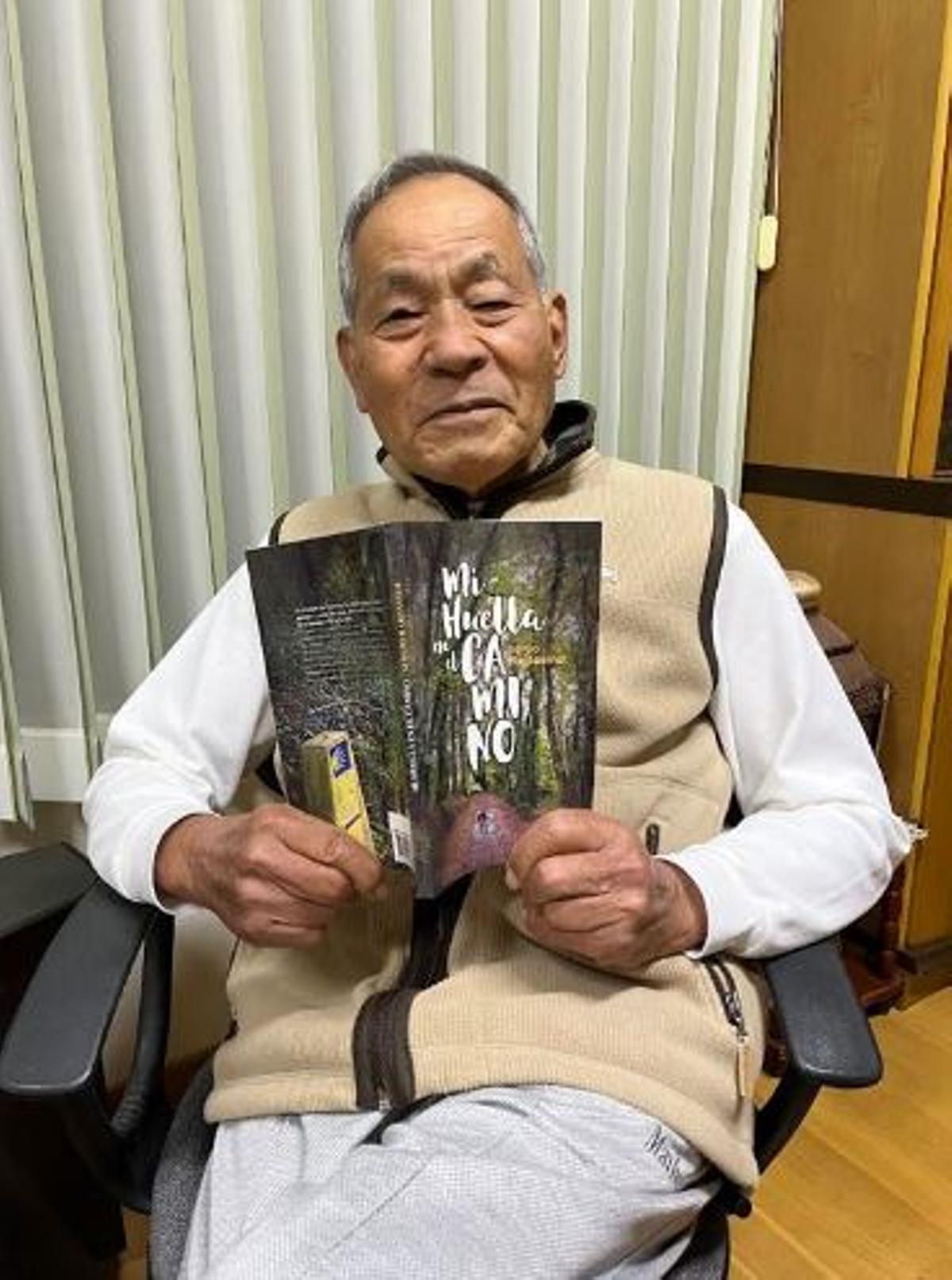 El señor Naoichi, en su casa de Japón con el libro de Sergio Hardasmal.