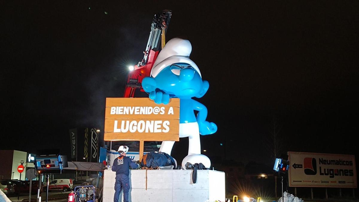 Así es la "Pitufoglorieta" que da la bienvenida a los visitantes de Lugones