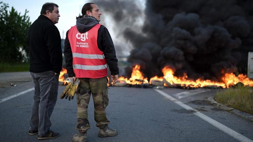 Los sindicatos endurecen la protesta contra la reforma laboral en Francia