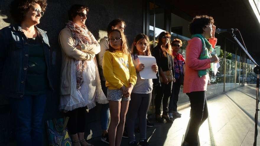 Un momento de los discursos delante del Concello de Cangas. // Gonzalo Núñez