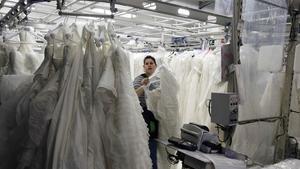 Taller de confección de vestidos de Rosa Clará en Hospitalet de Llobregat.