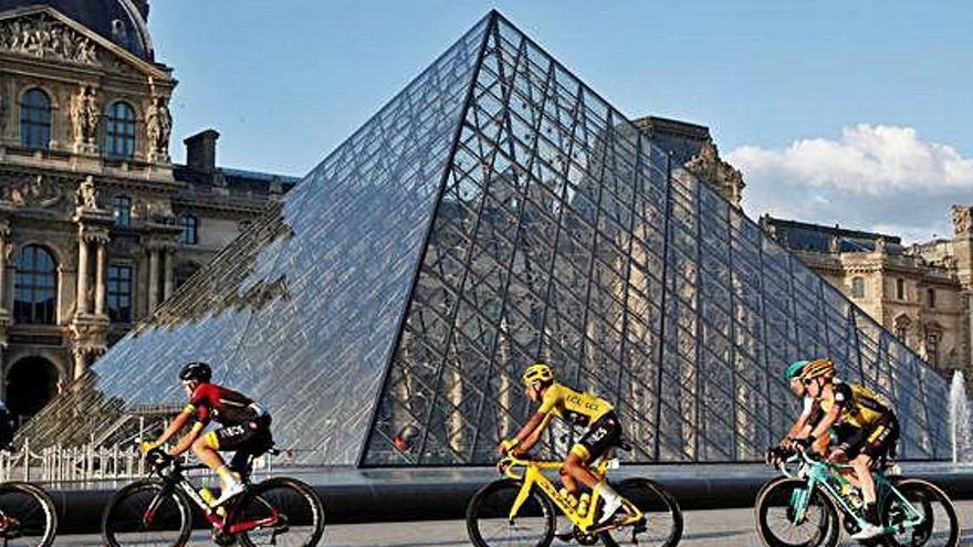 Egan Bernal passant per davant el Museu del Louvre.