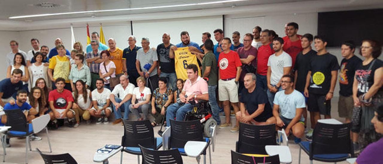 Los aficionados del Herbalife Gran Canaria asistentes ayer al acto posan junto con Miguelo Betancor y la camiseta con el número 6.