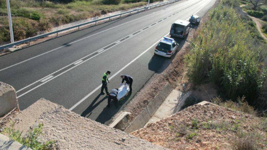 Muere un peatón al caer accidentalmente desde un puente a la N-332 en Torrevieja