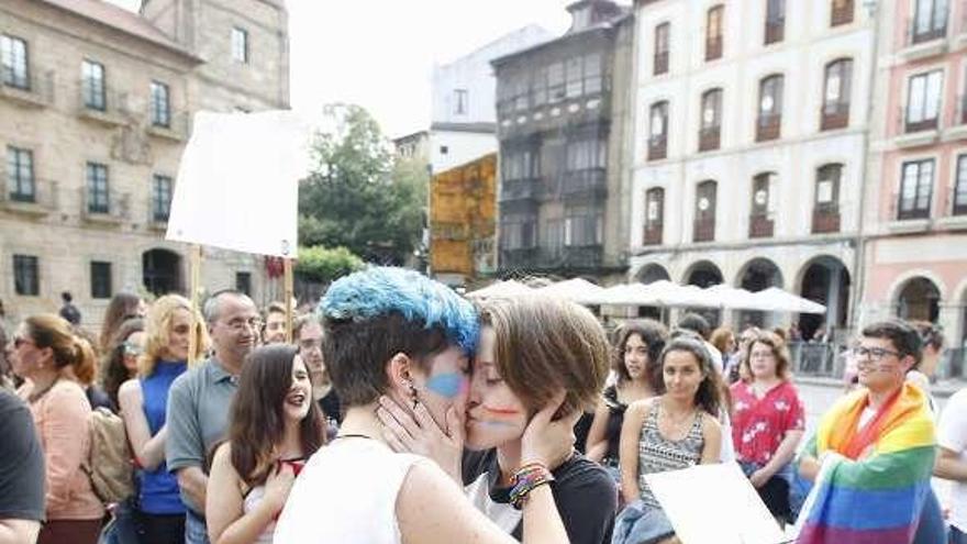 Cathel Allende y Diana Caballero, dándose un beso en la plaza del Ayuntamiento.