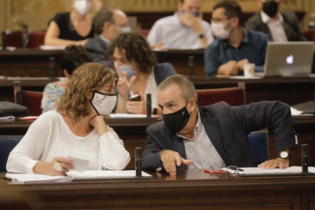 El Parlament acuerda instar a la Guardia Civil a colocar cartelería en catalán en sus cuarteles