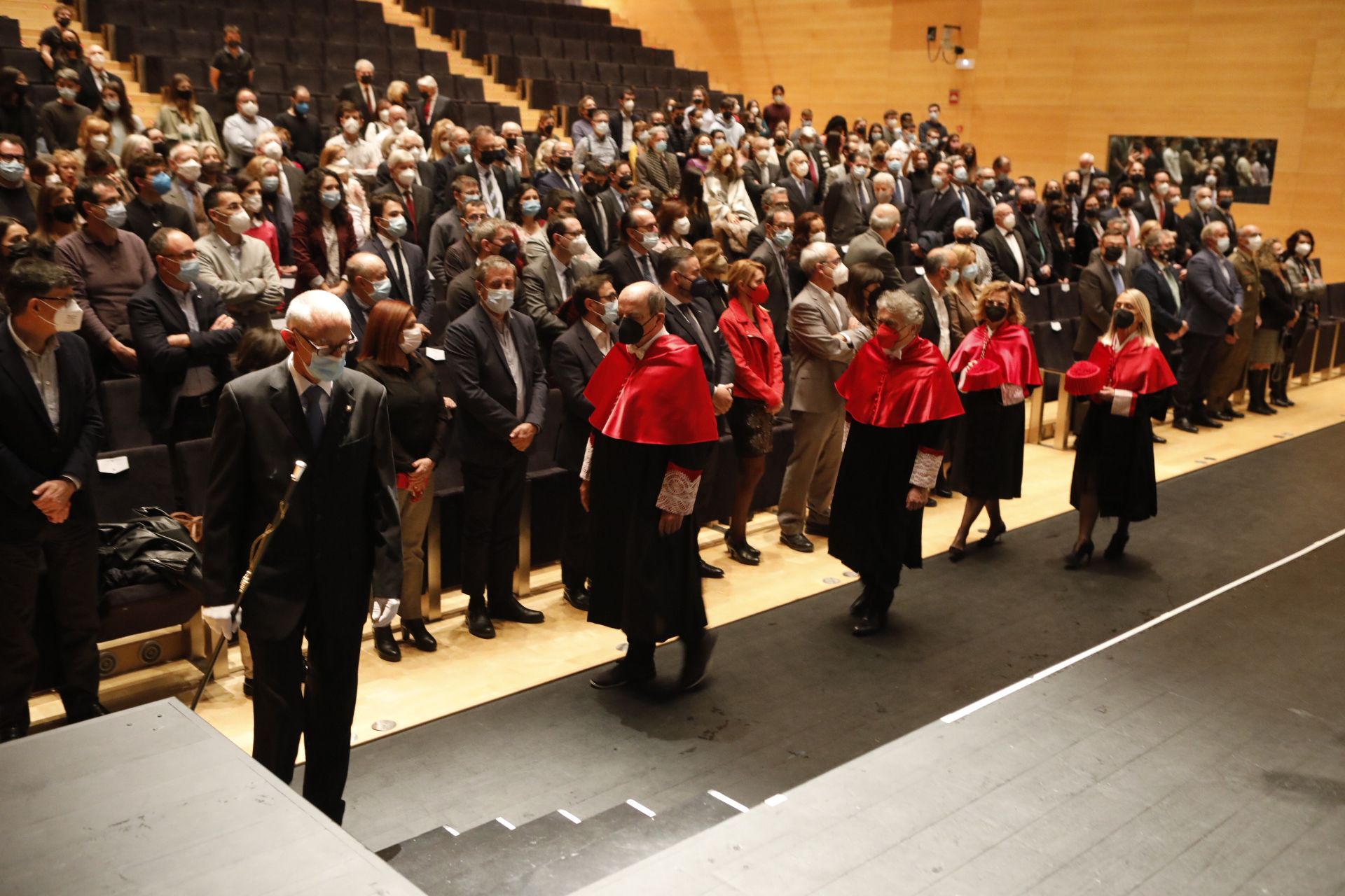 Llegada de los honoris causa y la recorta al escenario del Paranimf.