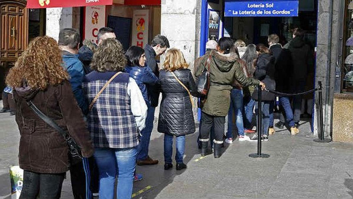 Cola en la administración de lotería Doña Manolita en la Puerta del Sol de Madrid.