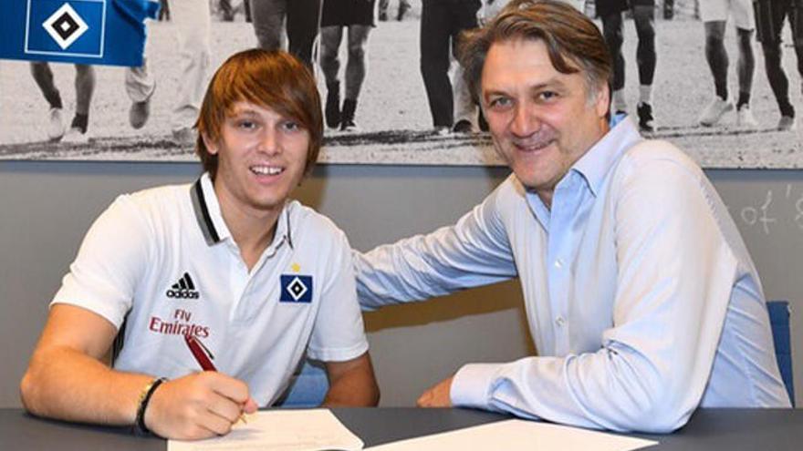 Alen Halilovic firma su nuevo contrato con el Hamburgo.