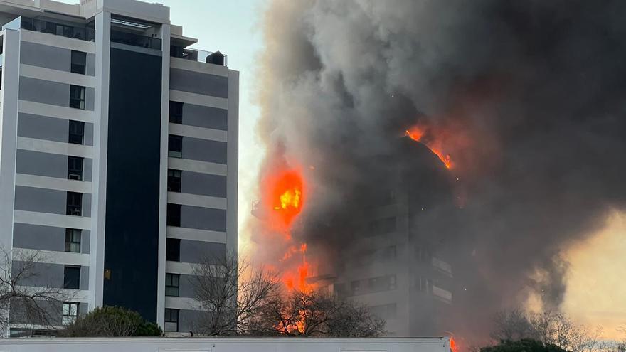 DIRECTO | El fuego devora un edificio en Valencia: aconsejan a los vecinos de fincas cercanas que abandonen sus casas