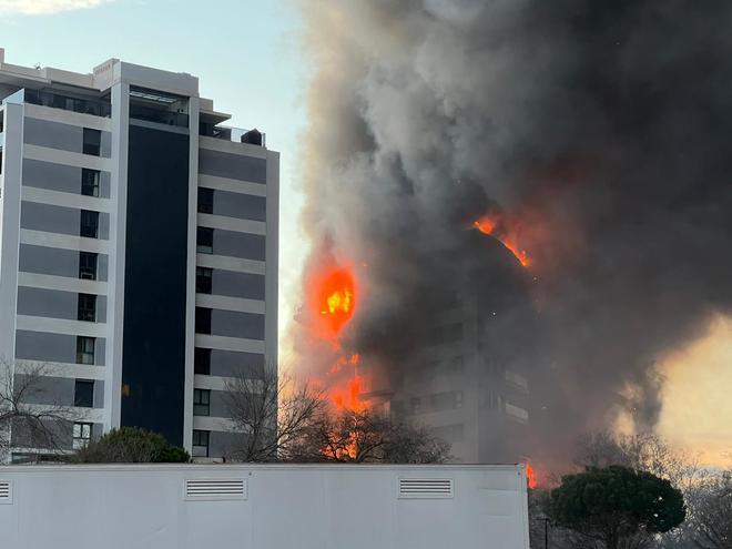 El incendio en un edificio de Valencia, en imágenes