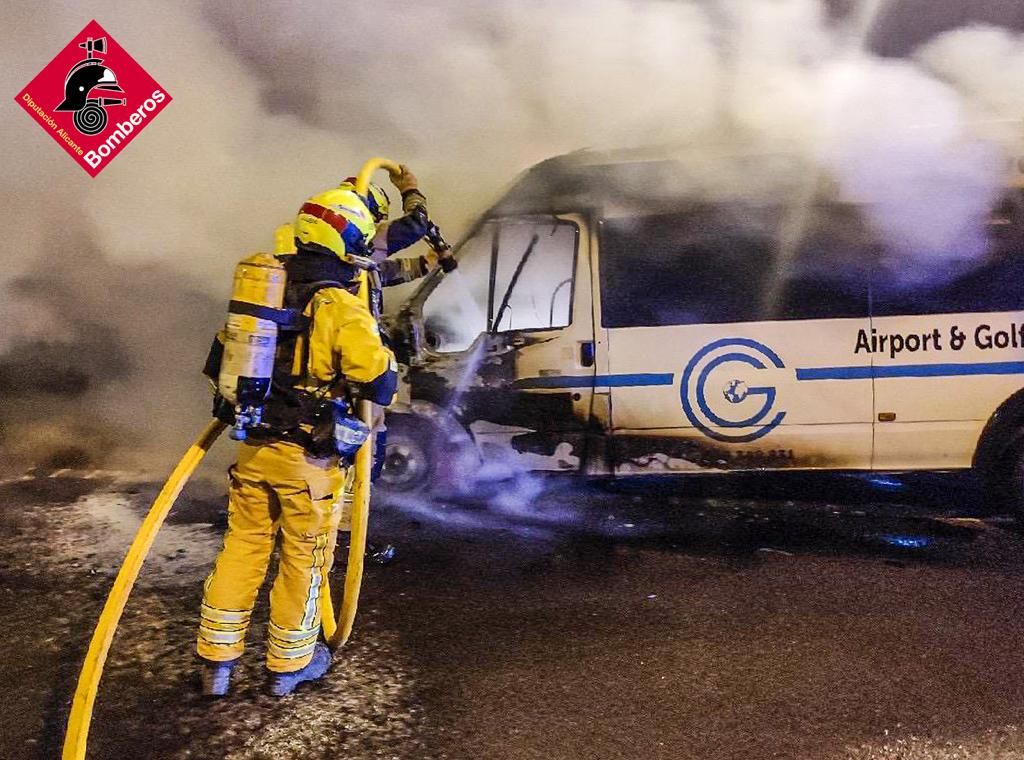 Incendio de una furgoneta en el túnel de Pilar de la Horadada: todas las imágenes