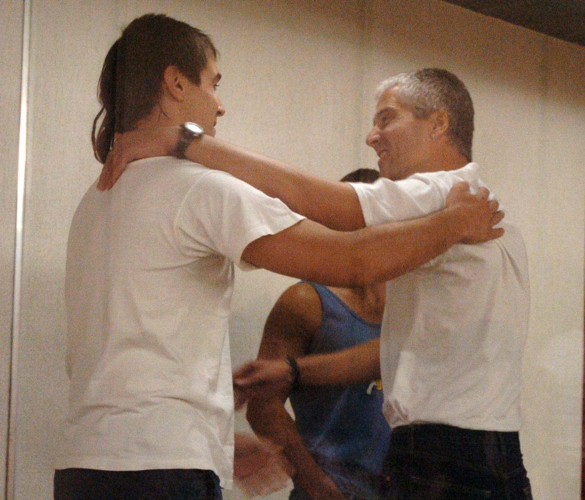 Arzalluz y "Txapote" se abranzan sonrientes en el juicio por el asesinato de los guardias.