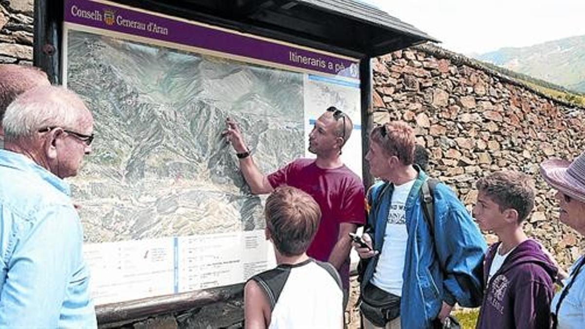 Un guía explica a los turistas el 'Camino de la Libertad'.