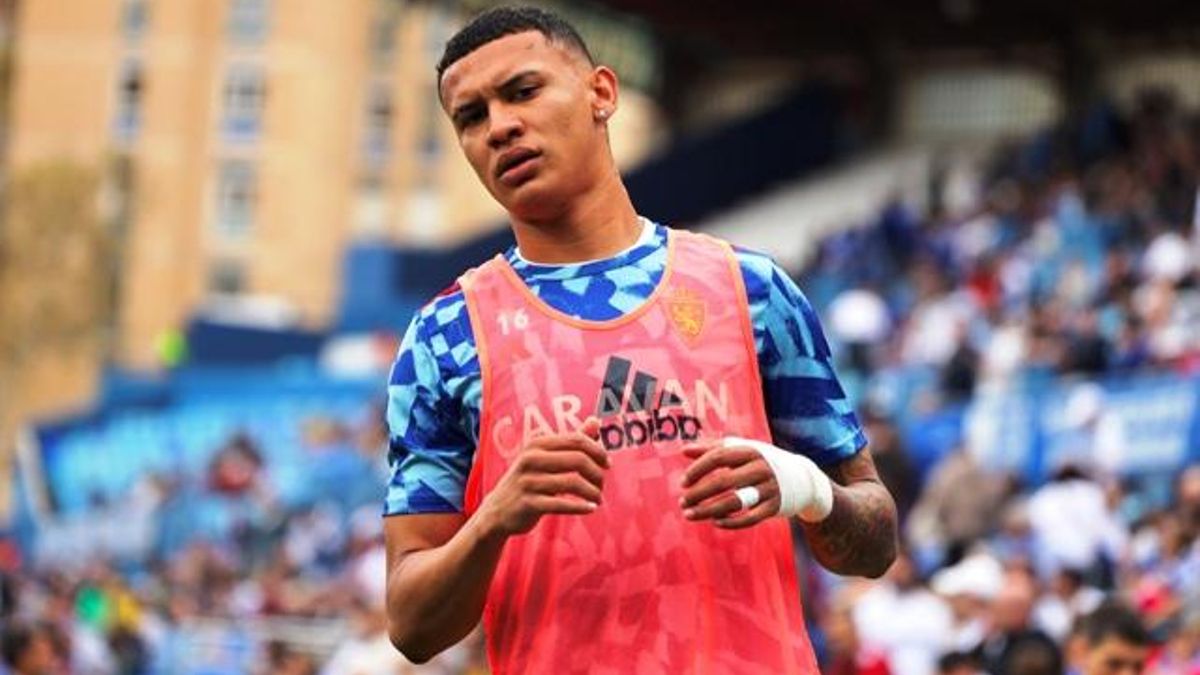 Kervin Arriaga, durante un calentamiento del Real Zaragoza en La Romareda.