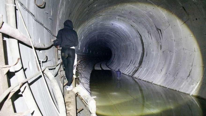 El túnel del metrotrén, anegado por el agua en una imagen tomada hace unos meses.
