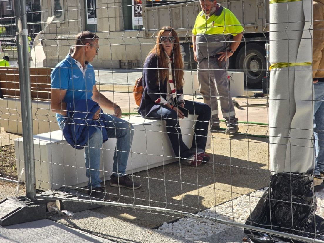La calle de Clara Campoamor, antes Conde Vallelano, afronta la instalación de mobiliario y la plantación de jacarandas.