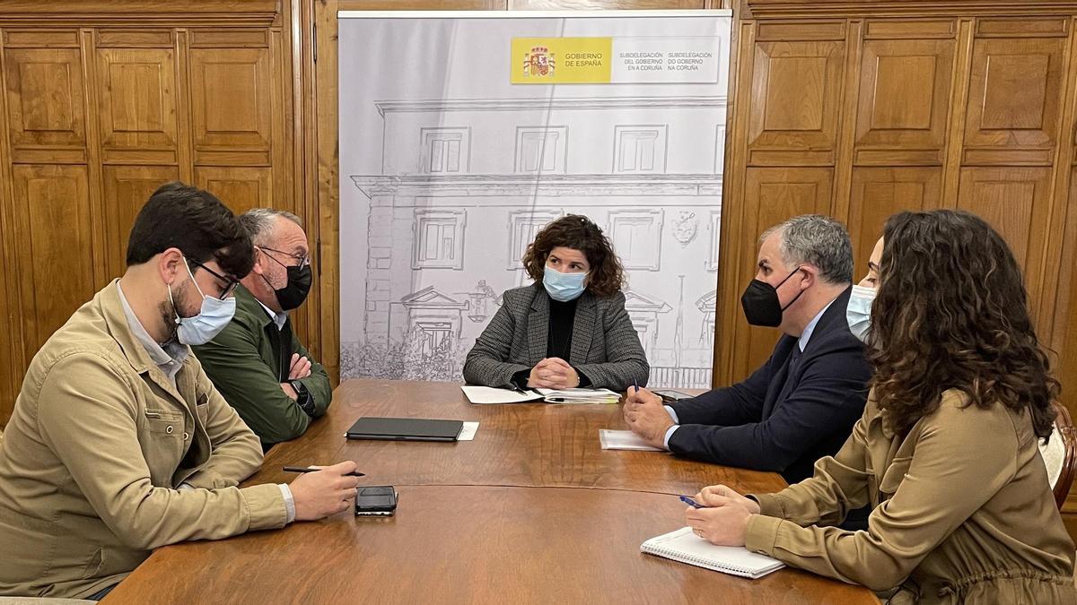 Patiño y un asesor, a la izquierda, en la reunión con Rivas, González y Quintairos.