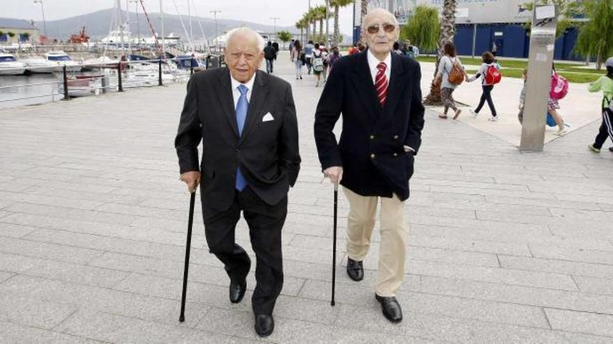 Juan Rodríguez Puga (a la izquierda) y Francisco Pérez Pereiro recuerdan la      ciudad paseando junto al puerto deportivo del Náutico  // Marta G. Brea