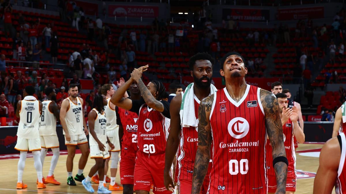 Los jugadores del Casademont, retirándose de la pista del Felipe