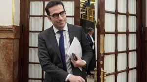 El ministro de Economía, Carlos Cuerpo, durante un pleno en el Congreso de los Diputados, a 25 de junio de 2025, en Madrid (España).  La sesión de control está marcada por la ofensiva del PP contra el Gobierno por el caso Koldo y por la petición del juez