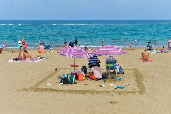 28-08-2020 LAS PALMAS DE GRAN CANARIA. Playa de Las Canteras.  La Policía Local intensifica los controles por las nuevas normativa anti covid. Fotógrafo: ANDRES CRUZ  | 28/08/2020 | Fotógrafo: Andrés Cruz