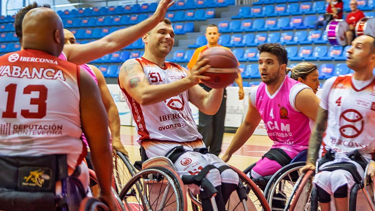 Agustín Alejos intenta anotar durante el partido de ayer. // FDV