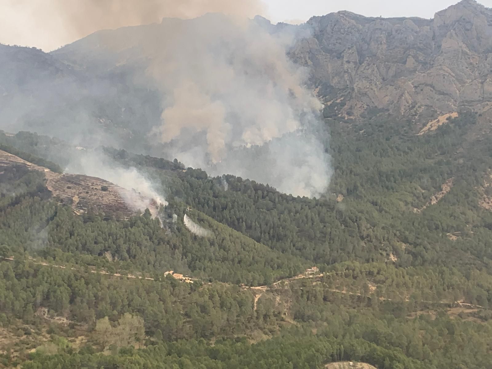 Complicada orografía y escasa visibilidad por el humo: el incendio de Tàrbena desde el aire