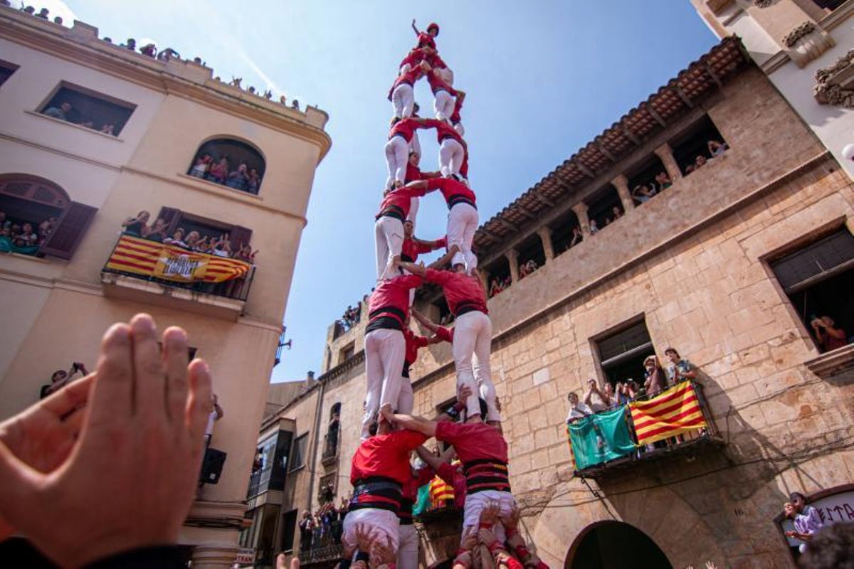 Un castell de la Colla Joves Xiquets de Valls en una diada de Sant Fèlix en Vilafranca del Penedès. Un castell de la Colla Joves Xiquets de Valls en una diada de Sant Fèlix en Vilafranca del Penedès.