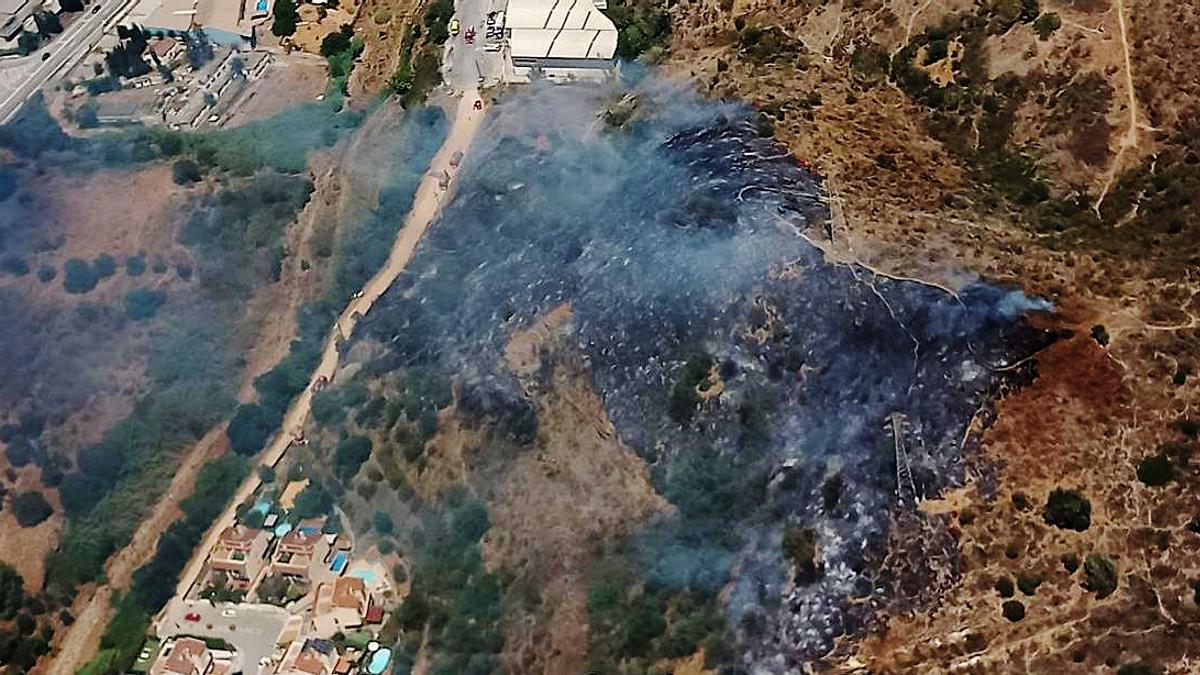 Incendi a Sant Vicenç dels Horts: confinament preventiu i 25 dotacions dels Bombers Incendi a Sant Vicenç dels Horts: confinament preventiu i 25 dotacions dels Bombers